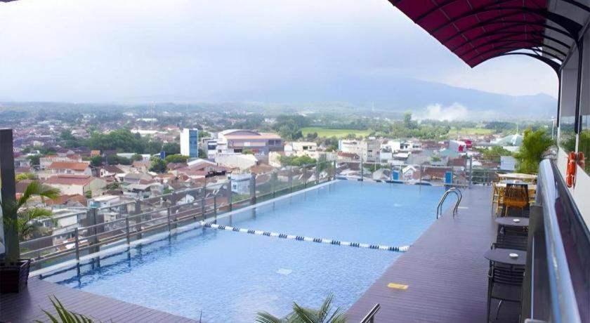 Java Lotus Hotel Jember Exterior photo