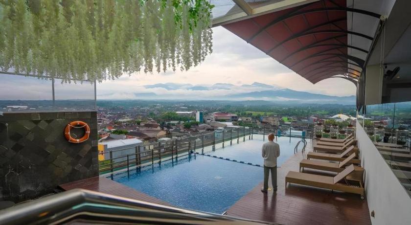 Java Lotus Hotel Jember Exterior photo
